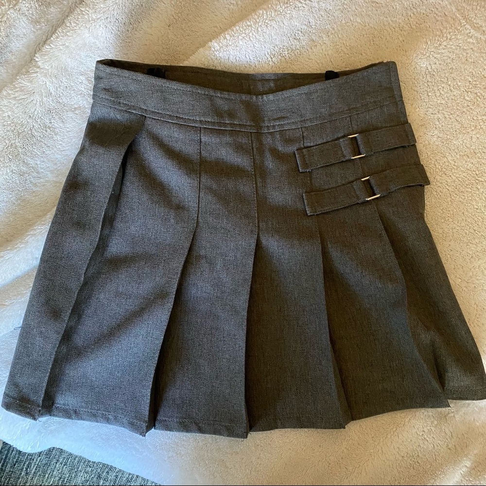 Pleated mini skirt with buckles